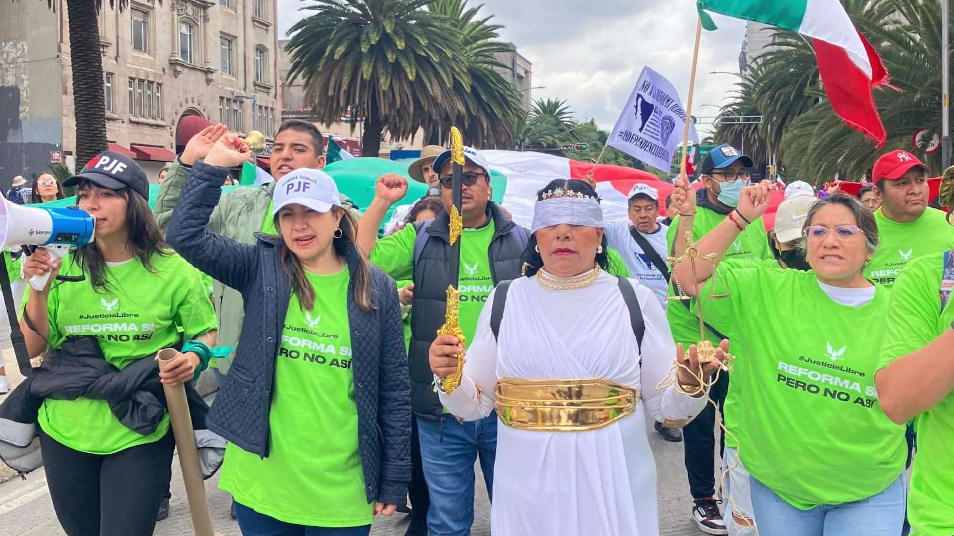Manifestantes se Concentran para Marchar a Favor y en Contra de la Reforma al Poder Judicial
