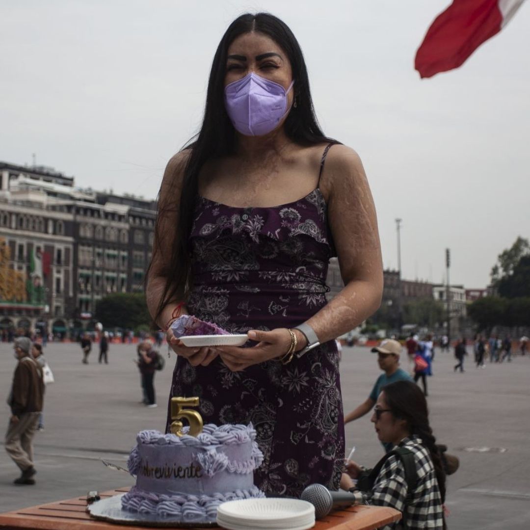 A cinco años de que fue atacada con ácido en Oaxaca, la saxofonista María Elena Ríos dio un mensaje en la explanada del Zócalo de la Ciudad de México