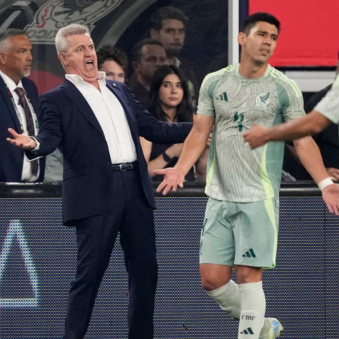 Javier Aguirre vivió muy intensamente el partido, incluso se fue amonestado por sus constantes reclamos. Foto AP
