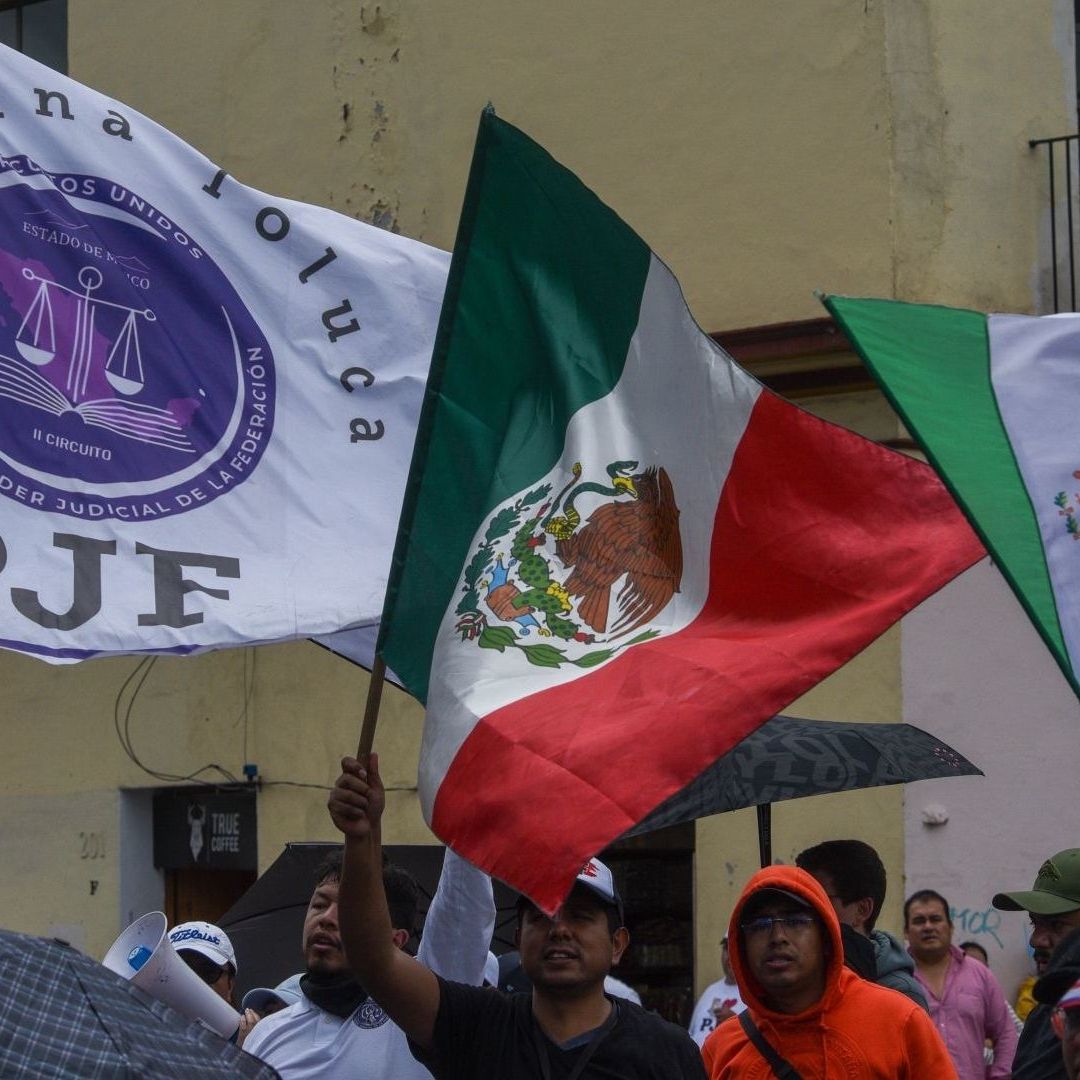 Trabajadores del Poder Judicial con Sede en Toluca se manifestaron en la Cámara de Diputados local. Foto: Cuartoscuro