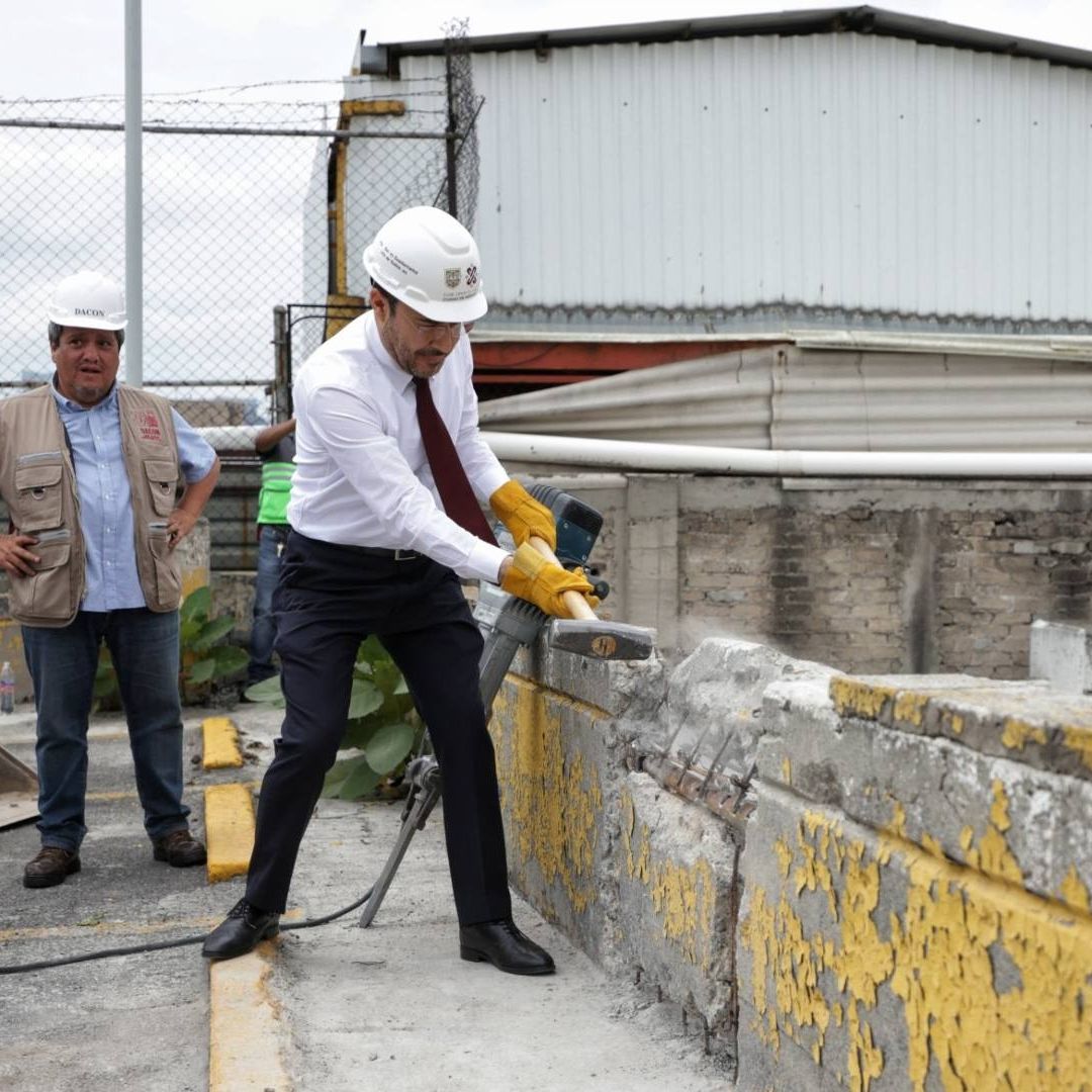 Martí Batres durante el arranque de la construcción de viviendas en predio de la alcaldía Cuauhtémoc.