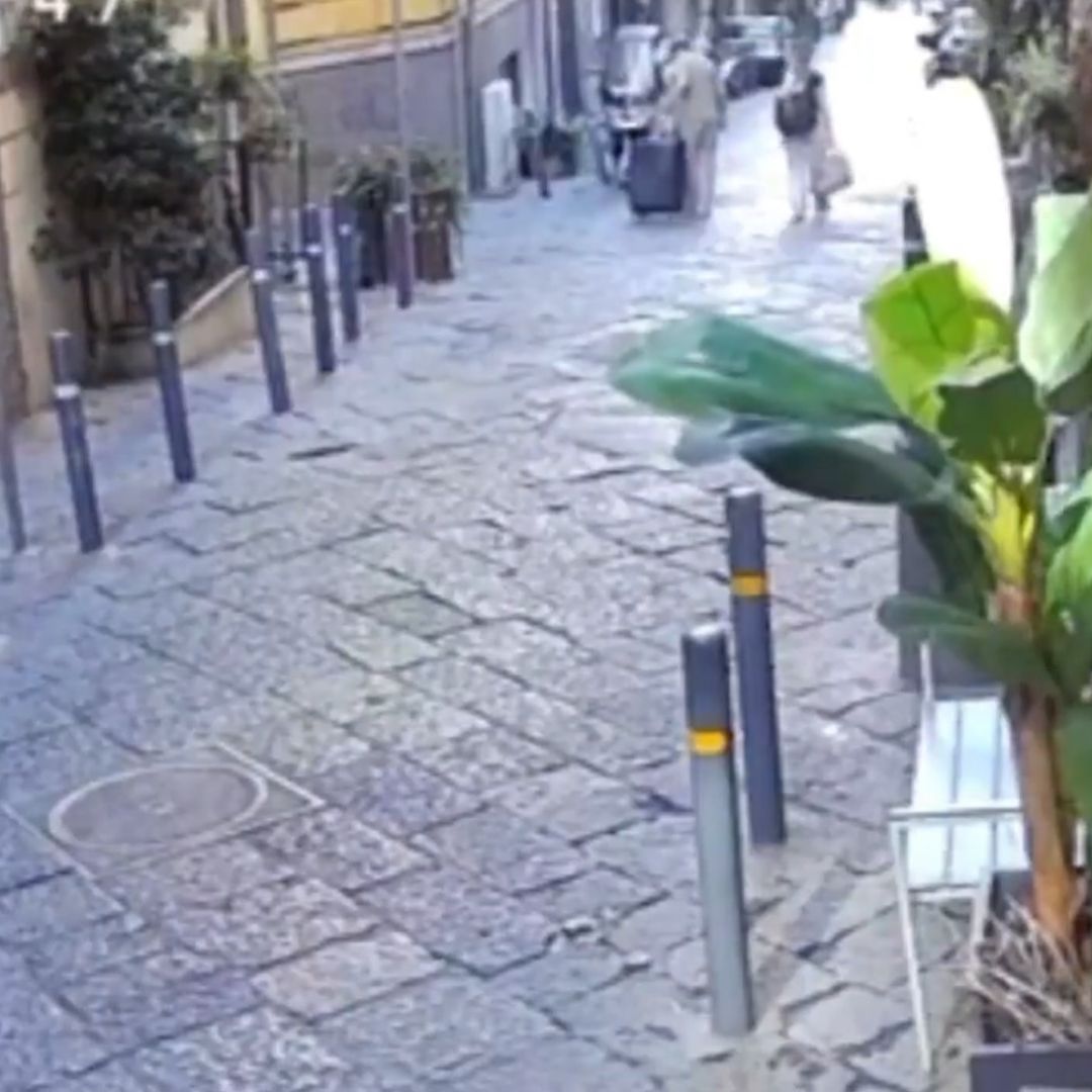 Muere Turista Luego de Caerle Estatua en la Cabeza, Empujada Accidentalmente por Niños