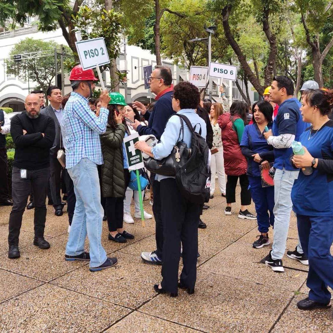 Ciudadanos desalojan edificios en CDMX por el sismo de hoy en Guerrero