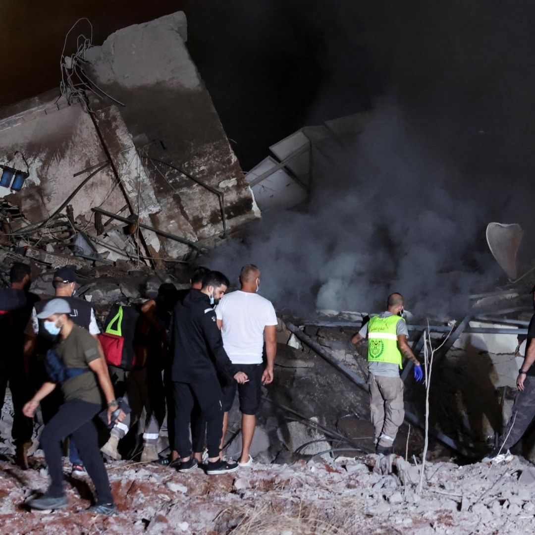 La gente inspecciona los daños en el lugar de un ataque israelí, en los suburbios del sur de Beirut, Líbano, el 27 de septiembre de 2024. Foto: Reuters