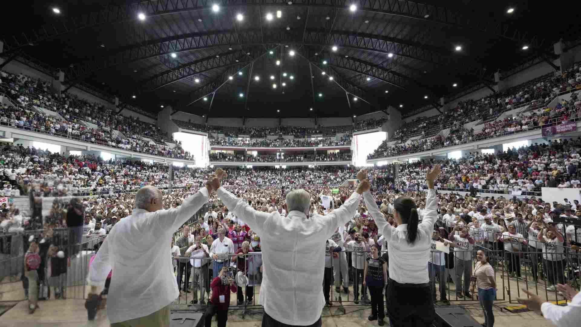AMLO en un evento en Nayarit con Sheinbaum