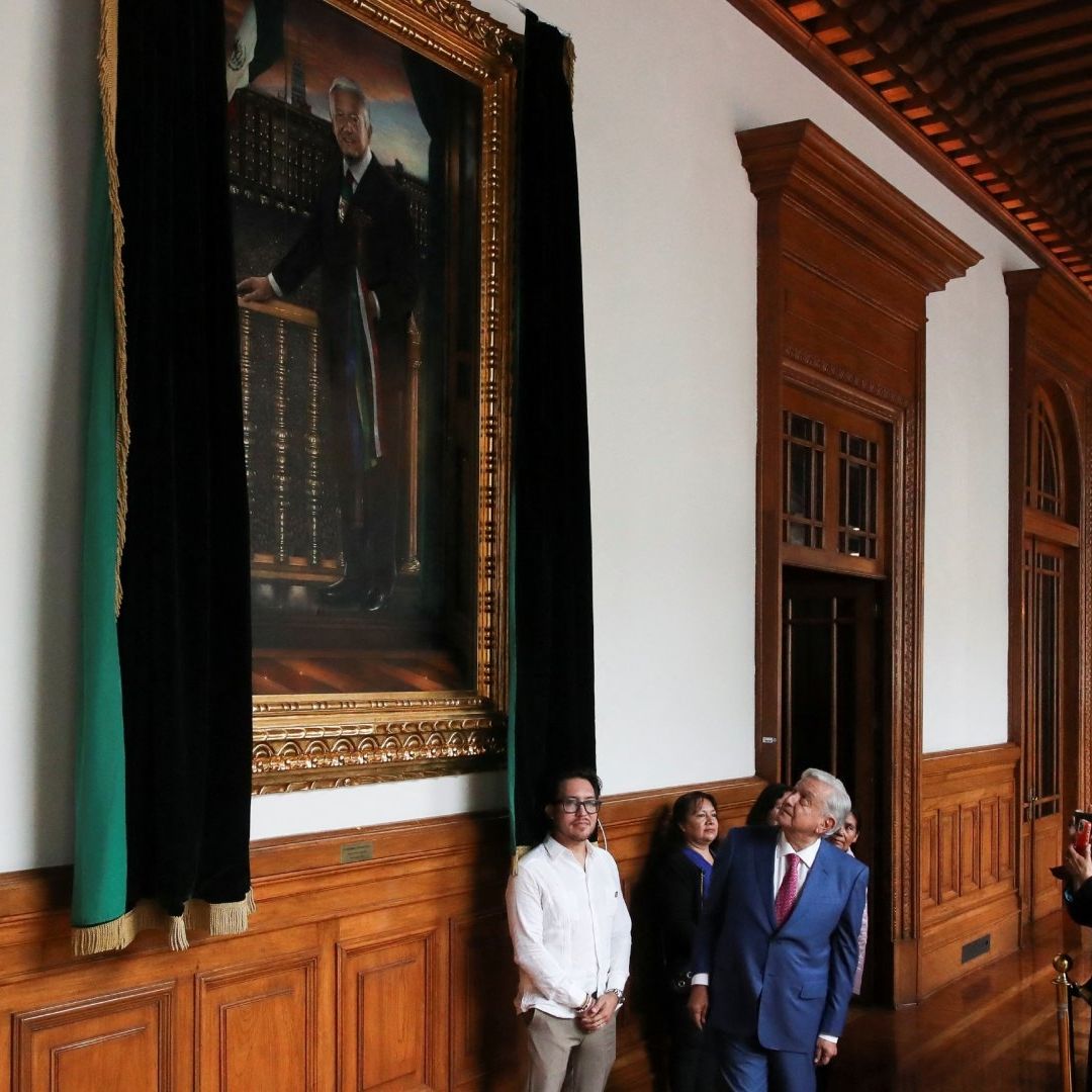 AMLO Develó su Retrato en Palacio Nacional