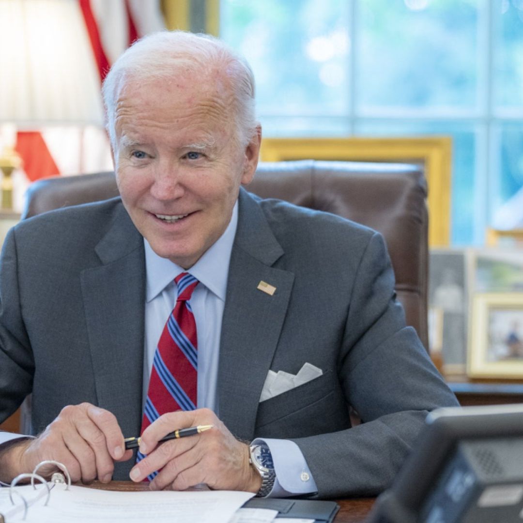 Joe Biden durante la llamada de felicitación con la presidenta Claudia Sheinbaum