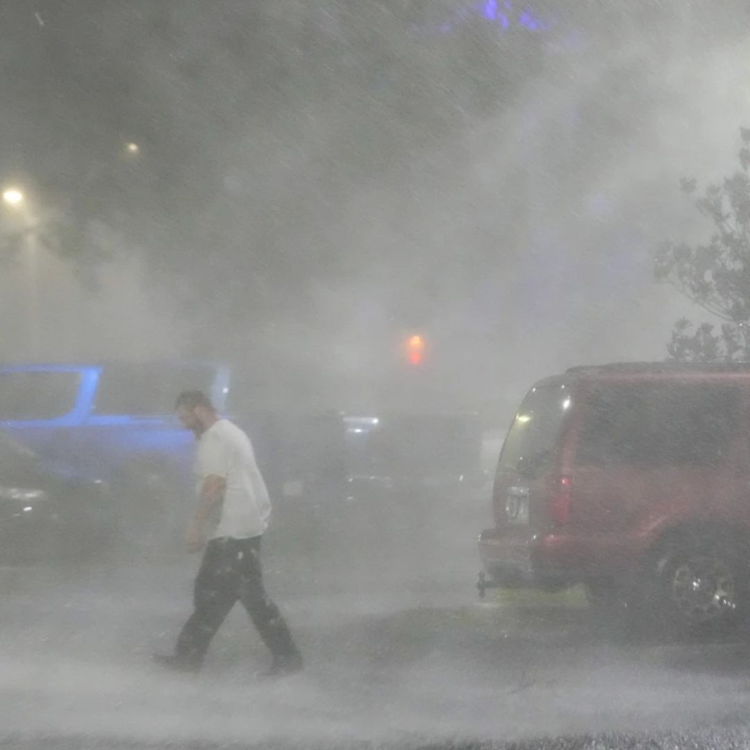 Una persona decide caminar en calles de Tampa, Florida, cuando Milton tocó tierra