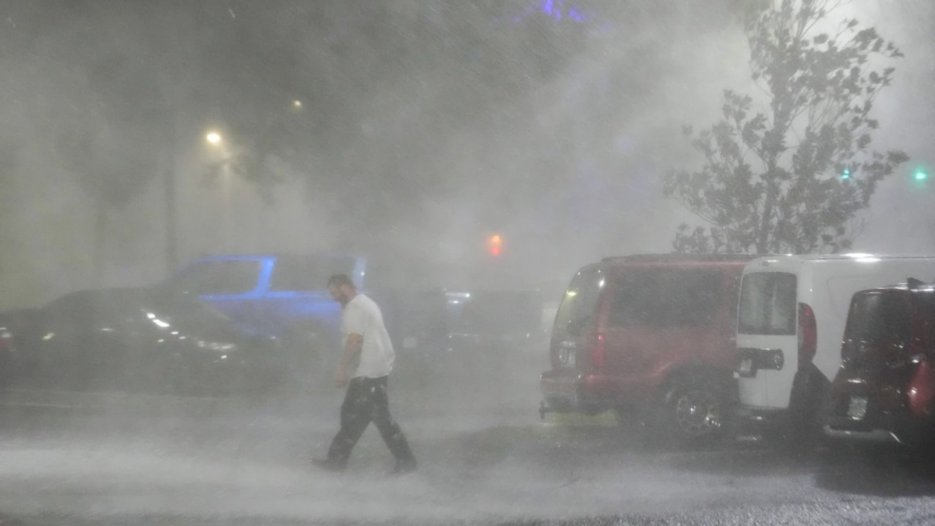 Una persona decide caminar en calles de Tampa, Florida, cuando Milton tocó tierra