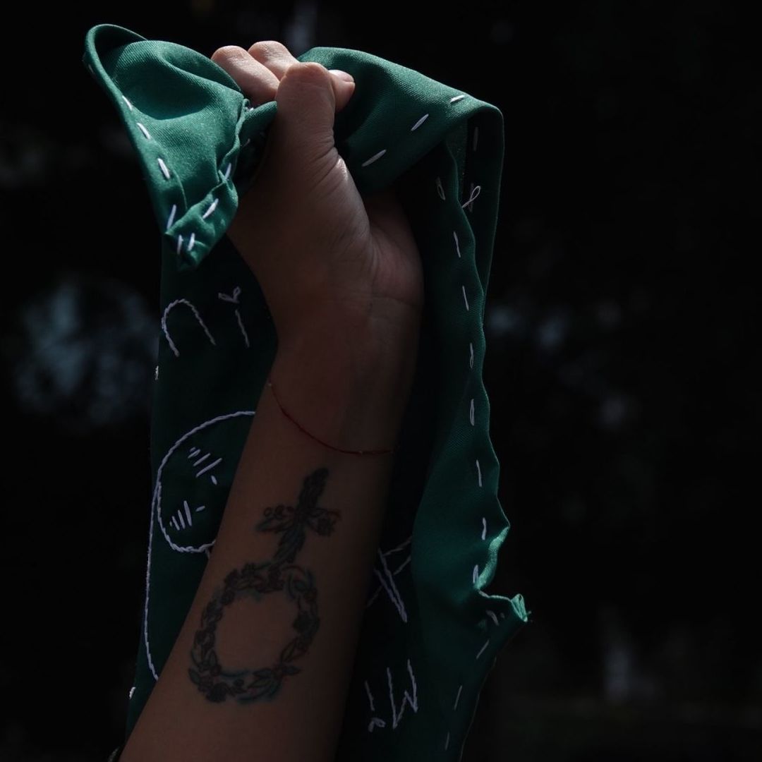 Una mujer muestra su apoyo contra la despenalización del aborto en México
