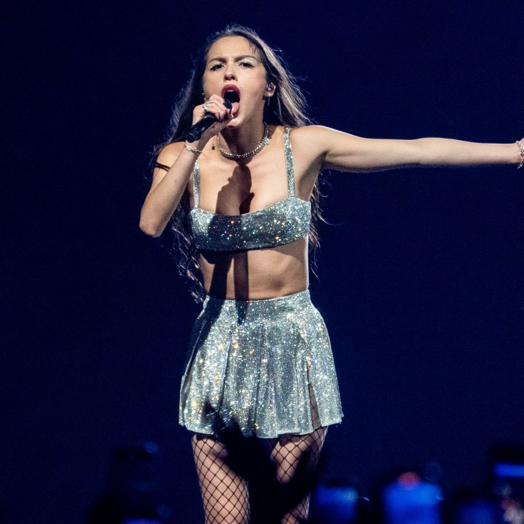 Olivia Rodrigo sufre caída en concierto