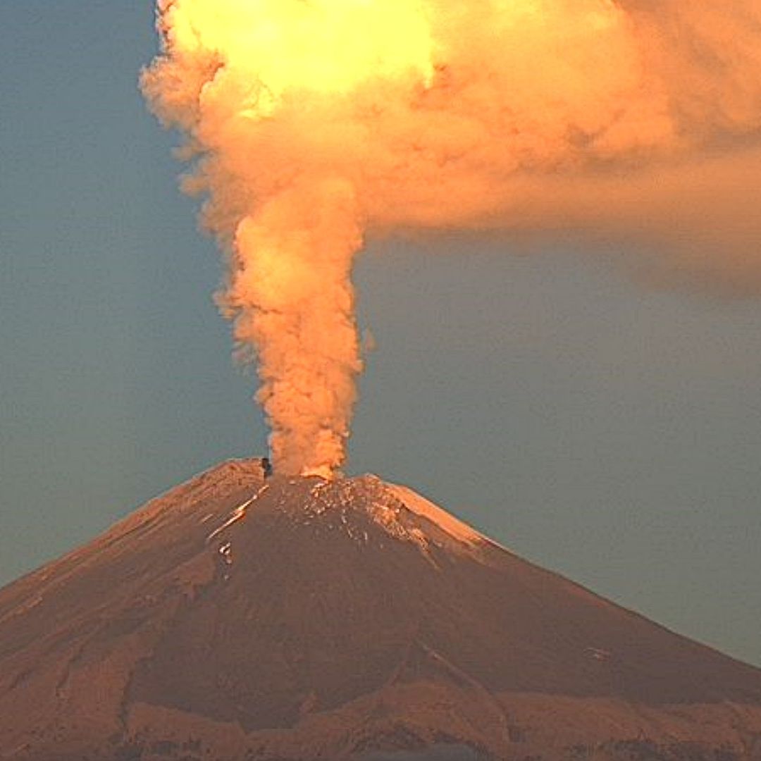 Sigue Enorme Fumarola del Volcán Popocatépetl: Reportan Expulsión de Material Incandescente