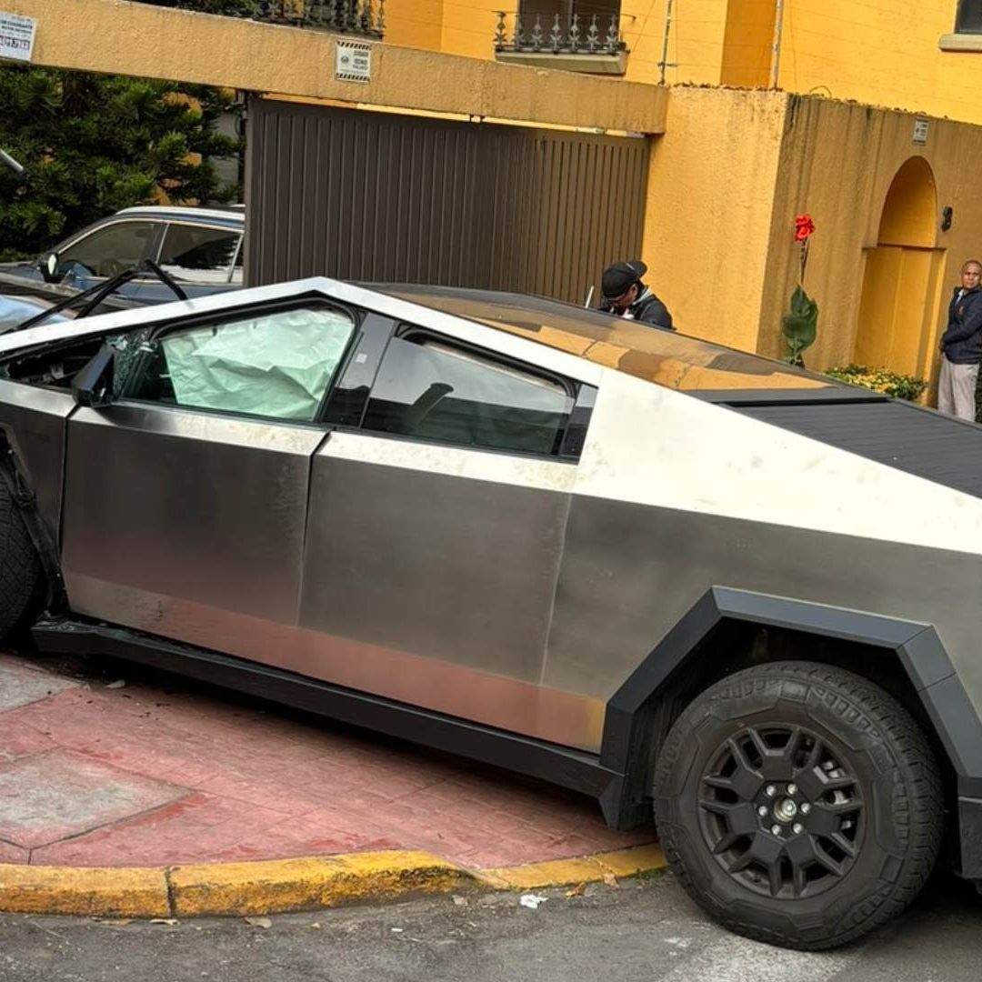 Choca vehiculo de lujo de Tesla contra casa en la colonia San Miguel Chapultepec
