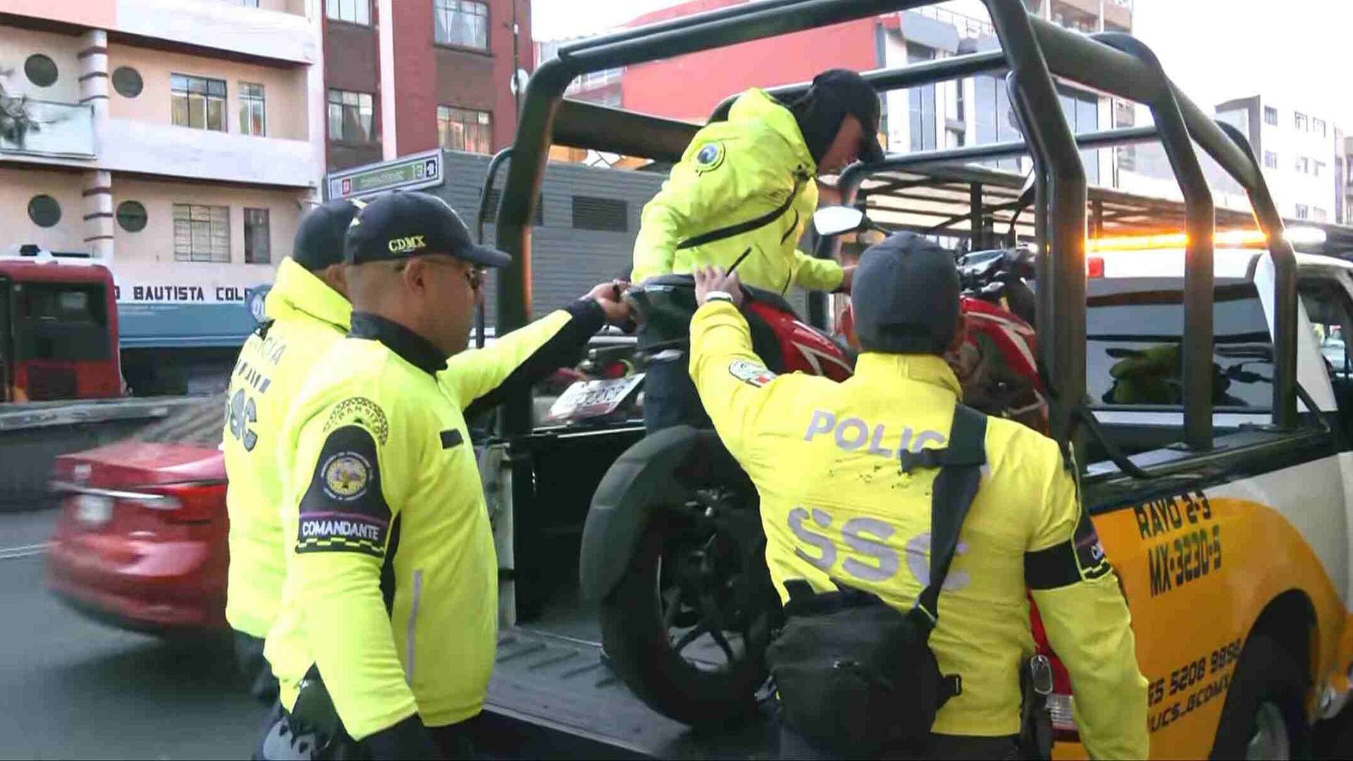 Motociclista Arrolla a una Policía de Tránsito en Avenida Chapultepec y ...