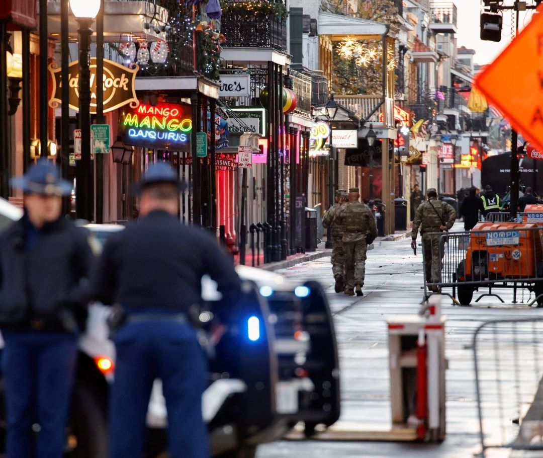 Policías resguardan la zona del ataque en Nueva Orleans