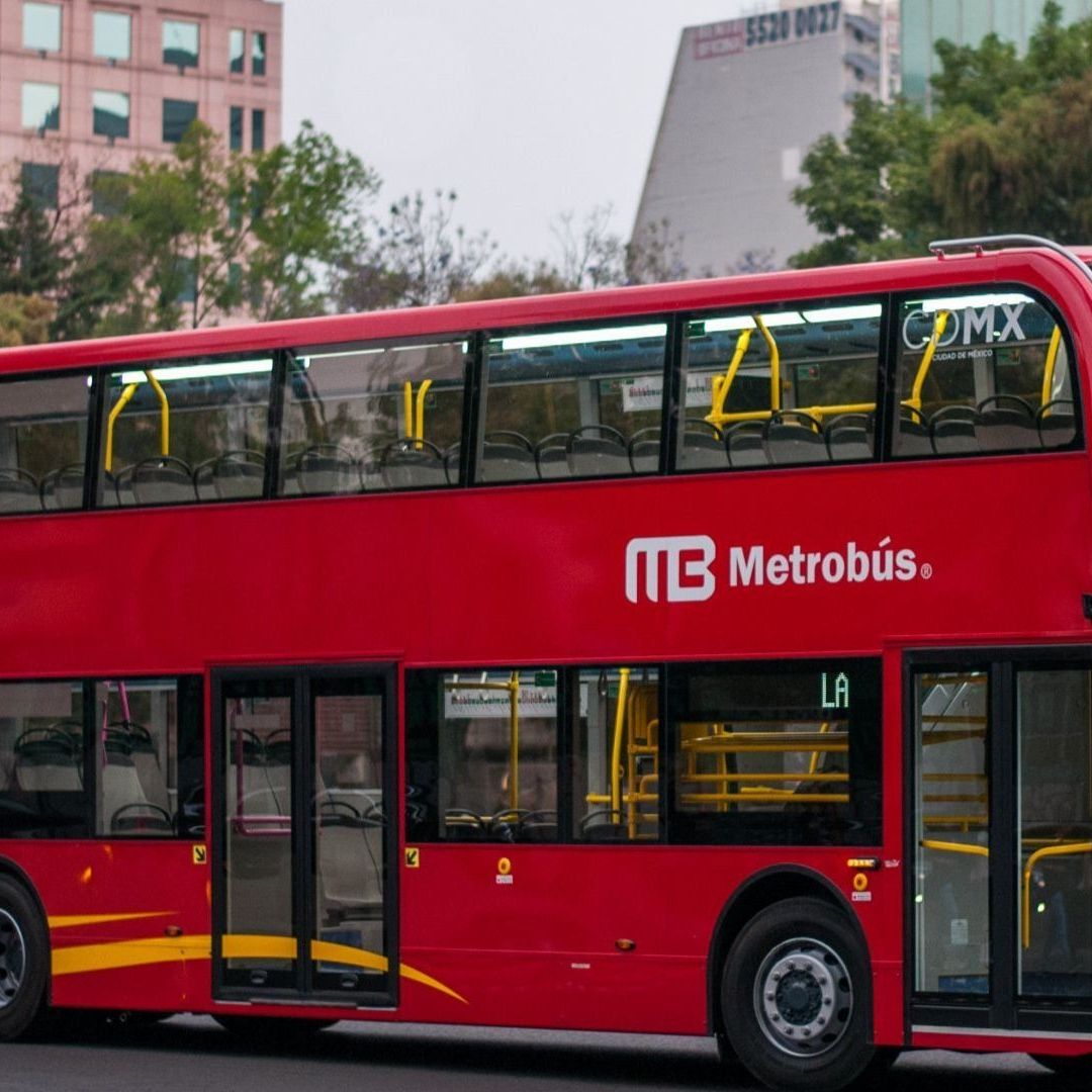 Abuelita Muere al Caer de las Escaleras del Metrobús de la Línea 7 en CDMX