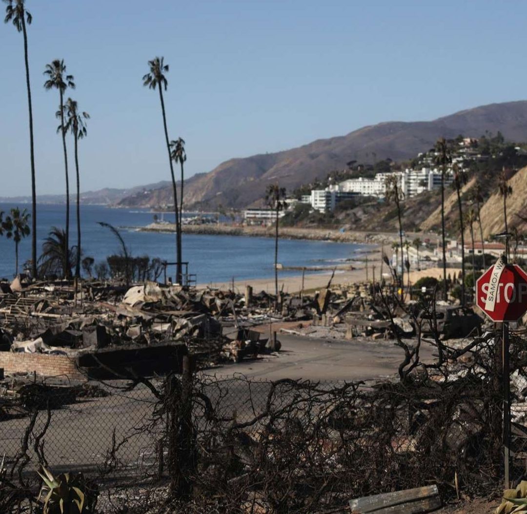 Incendios en Los Ángeles: Alertan que Vientos de Santa Ana se Intensificarán; Suman 25 Muertos