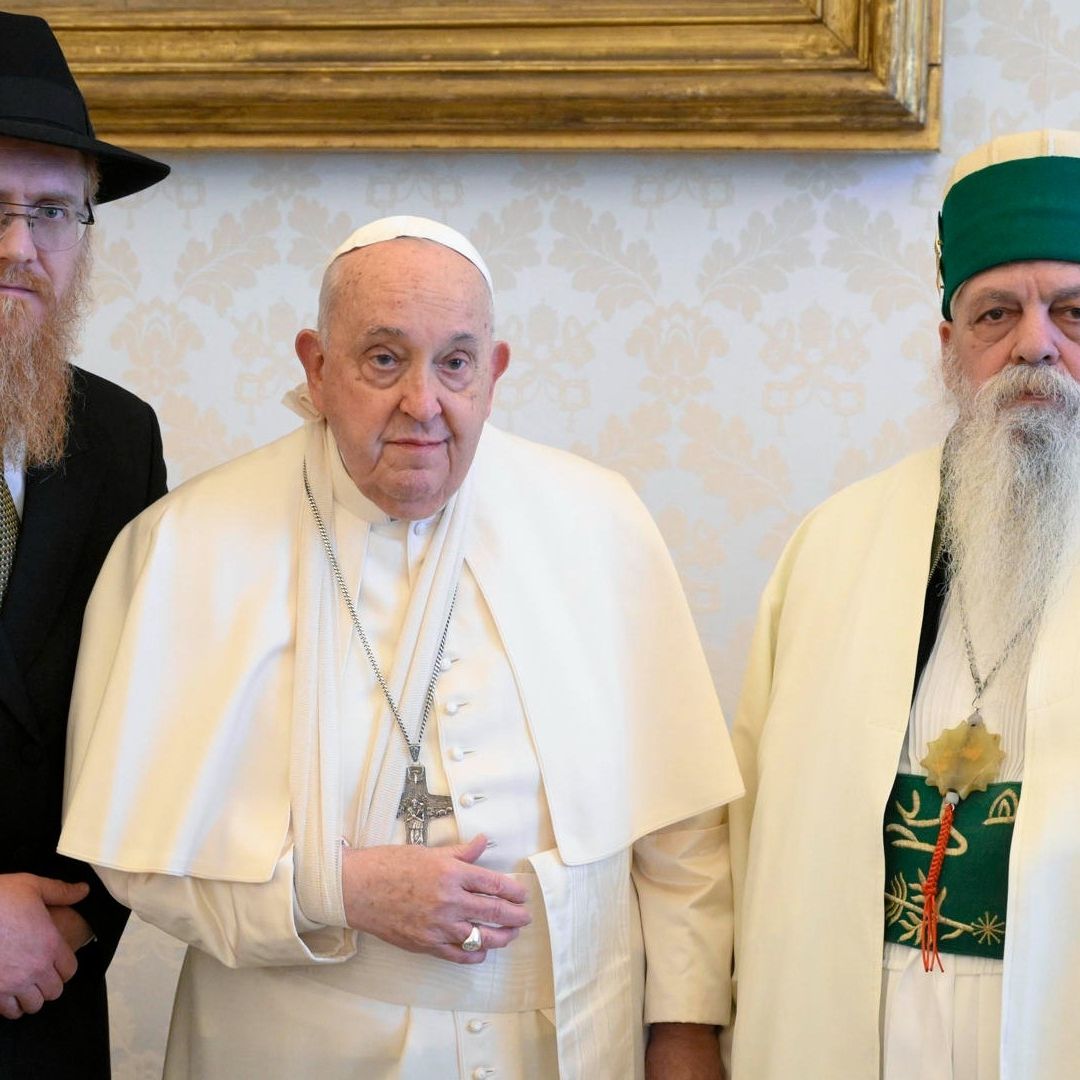 Papa Francisco con el brazo inmovilizado tras caída hoy 16 enero 2025