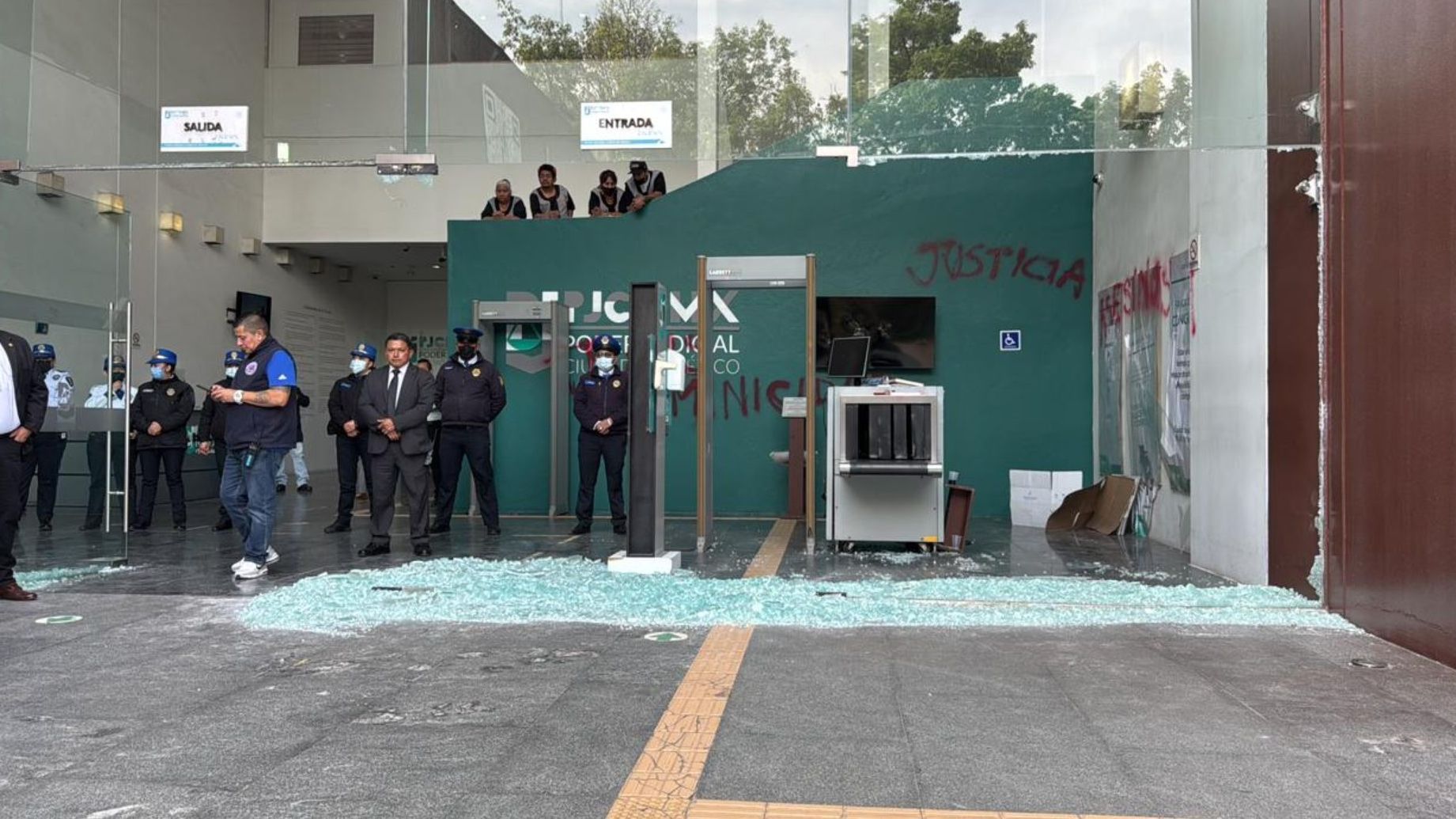 Activistas Y Mujeres Trans Vandalizan Instalaciones del Poder Judicial en la CDMX