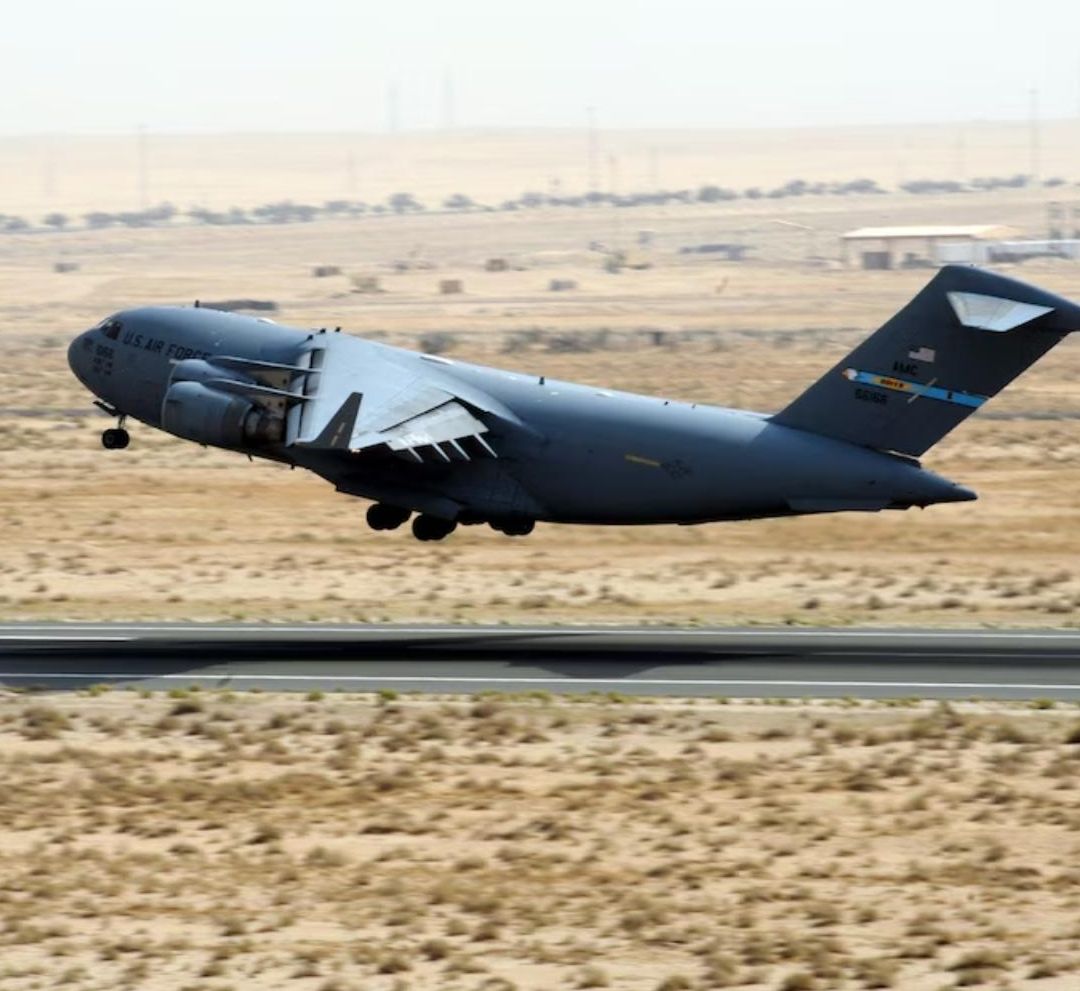 Así Son los Aviones Militares C-17 que usa Estados Unidos Para Deportar a Migrantes Mexicanos.