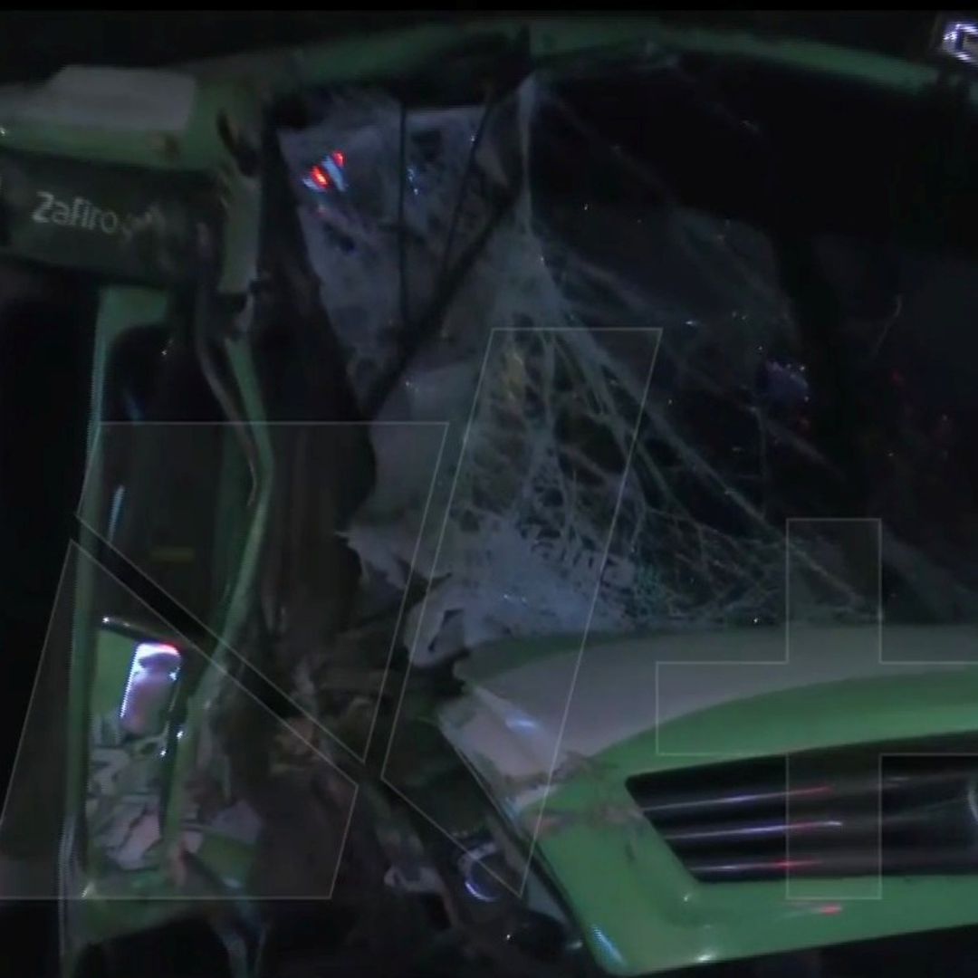 Camión de transporte público de CDMX dañado por accidente con pipa de agua