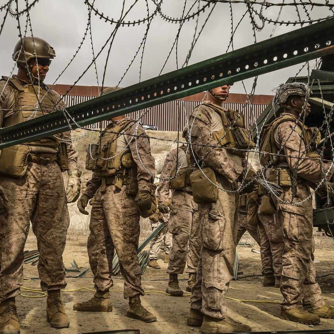 Militares de Estados Unidos resguardan la frontera con México