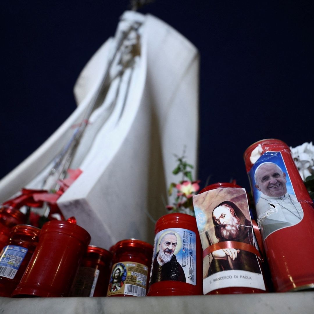 Velas afuera del hospital donde está el papa Francisco
