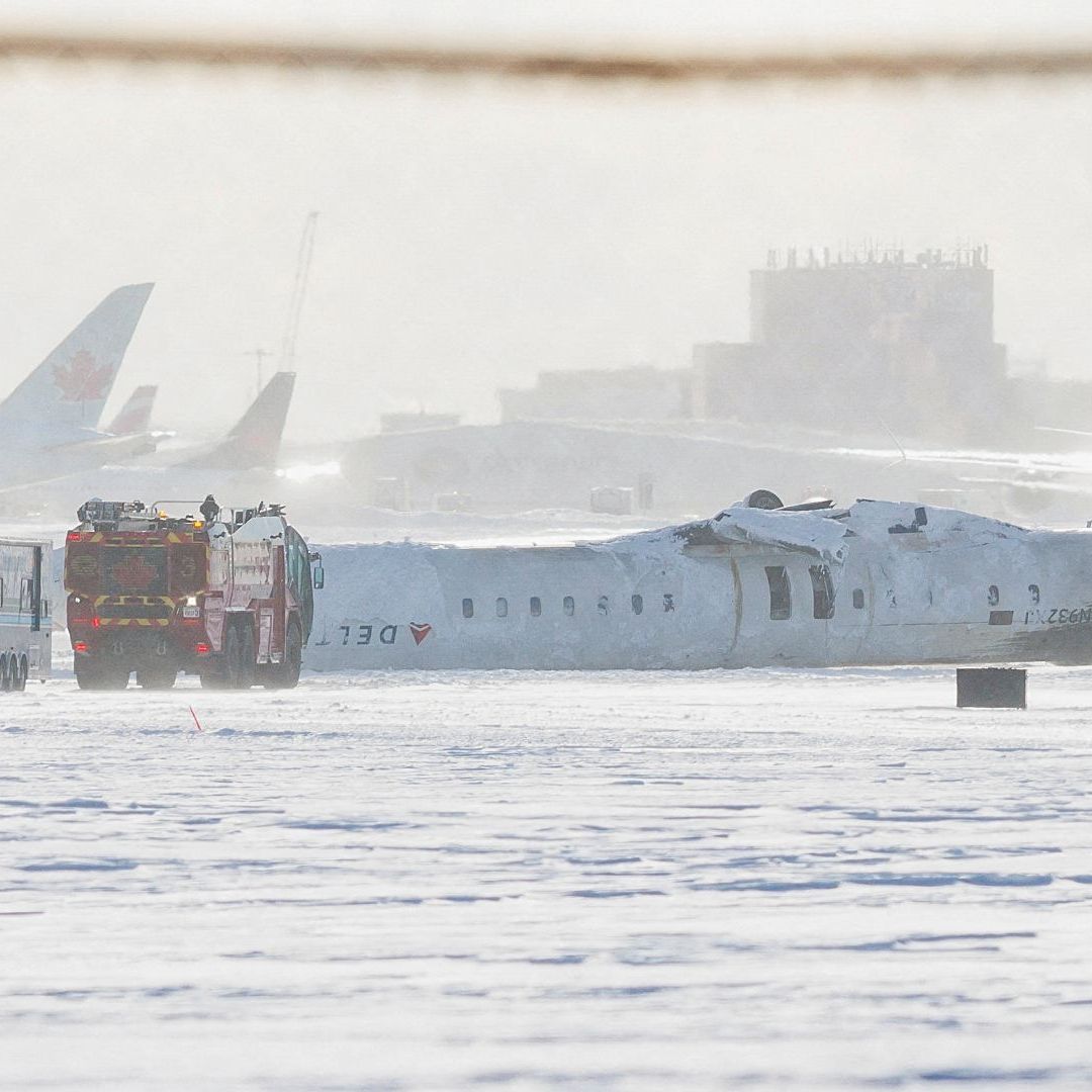 Restos del avión luego de accidente en el Aeropuerto Internacional Pearson de Toronto
