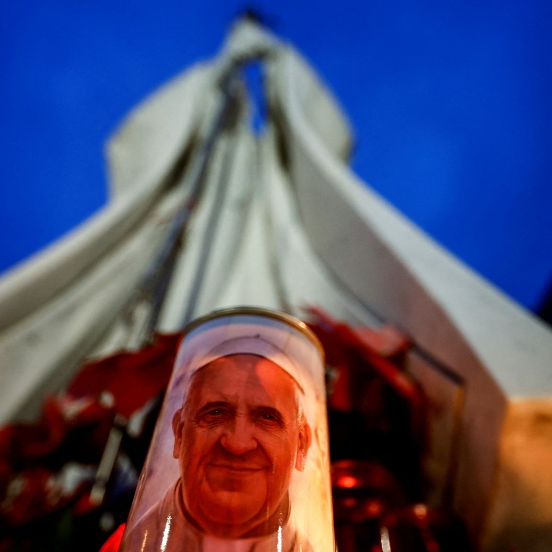 Veladoras afuera del hospital donde está internado el papa Francisco