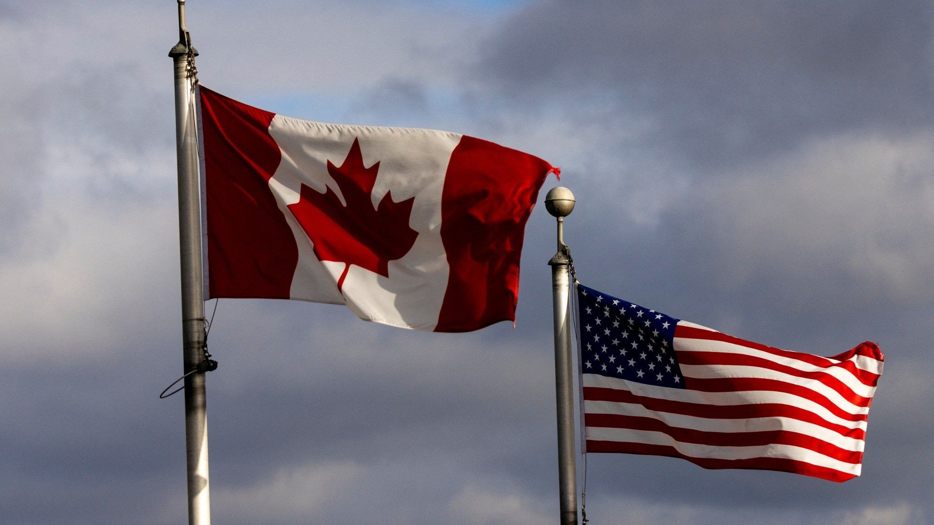 Banderas de Canadá y Estados Unidos