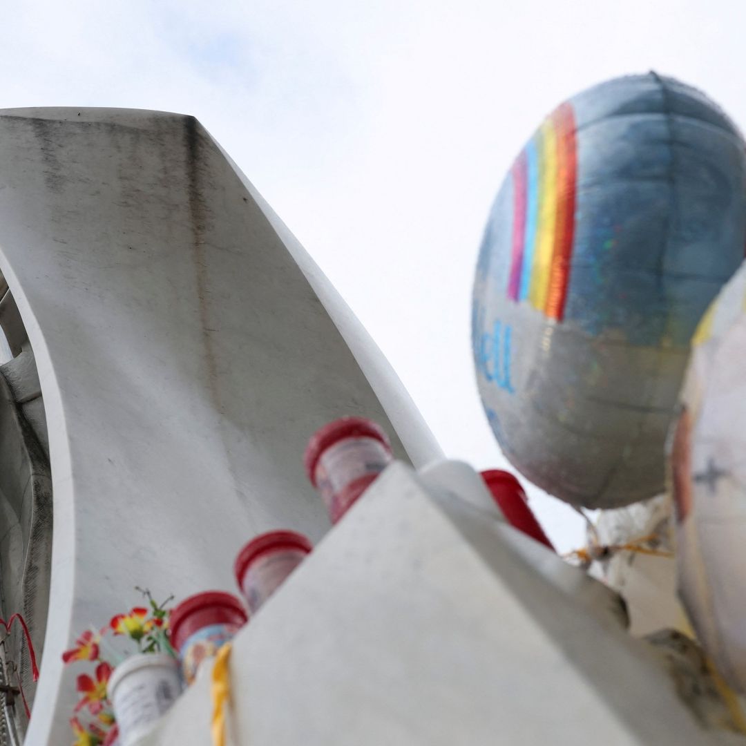 Globos y flores en el monumento al papa Juan Pablo II en el hospital Gemelli