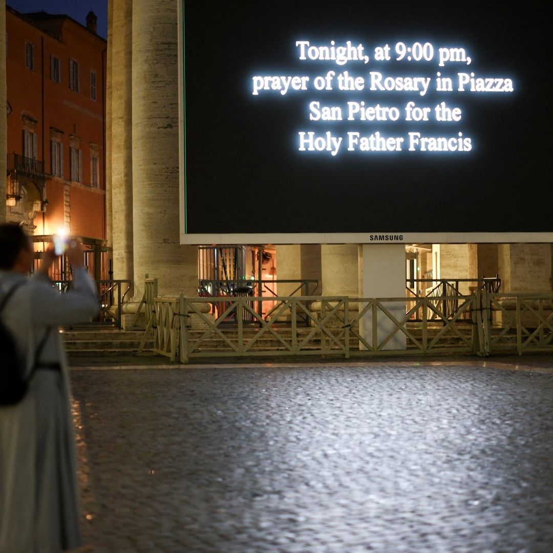 Así puedes seguir el Rosario por el Papa Francisco