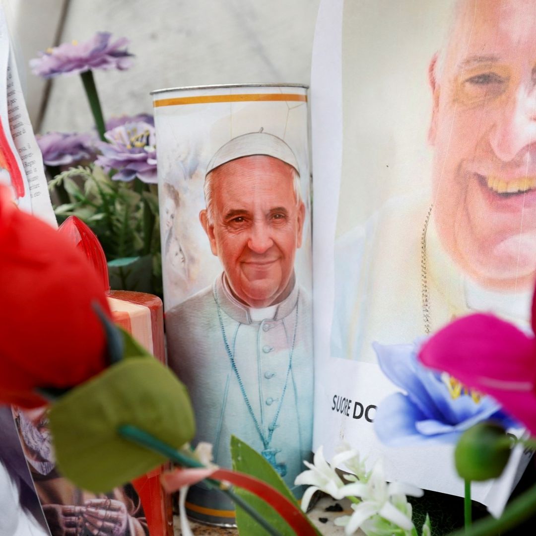 Flores, globos y velas al hospital donde está internado el papa Francisco