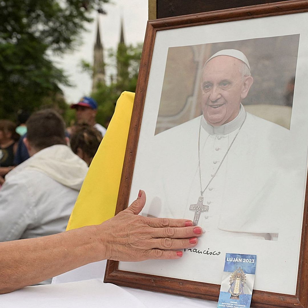 Retrato del Papa Francisco en la Plaza Constitución en Buenos Aires