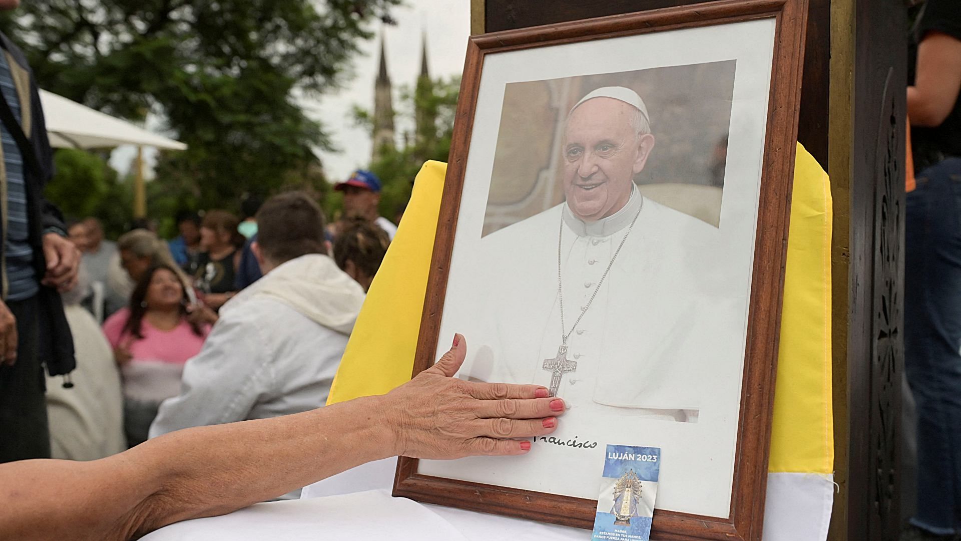 Retrato del Papa Francisco en la Plaza Constitución en Buenos Aires