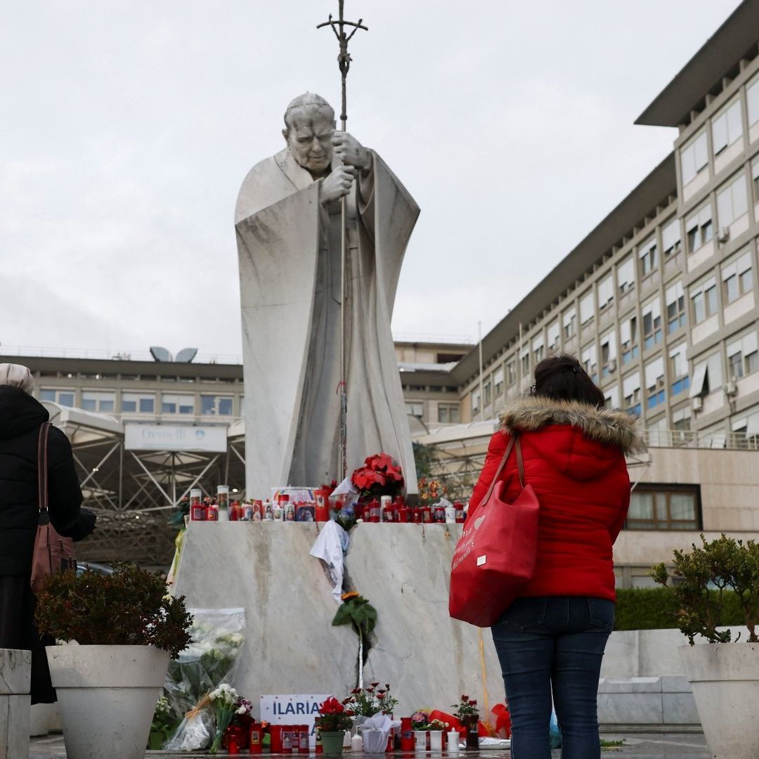 Feligreses se reúnen a rezar por el papa Francisco afuera del hospital Gemelli