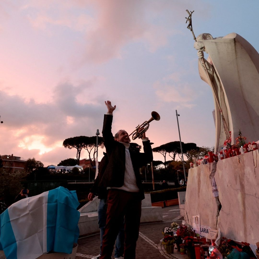 Fieles siguen orando por el papa Francisco en el hospital Gemelli