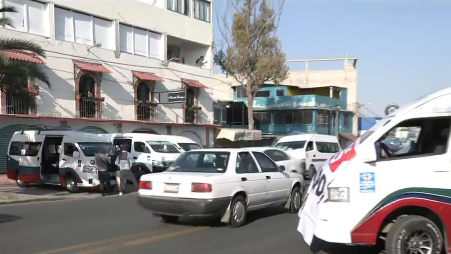 Unidades de transporte público en el bulevar Ojo de Agua