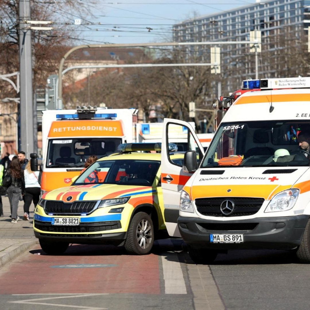 Patrullas y ambulancias en calles de Mannheim, Alemania