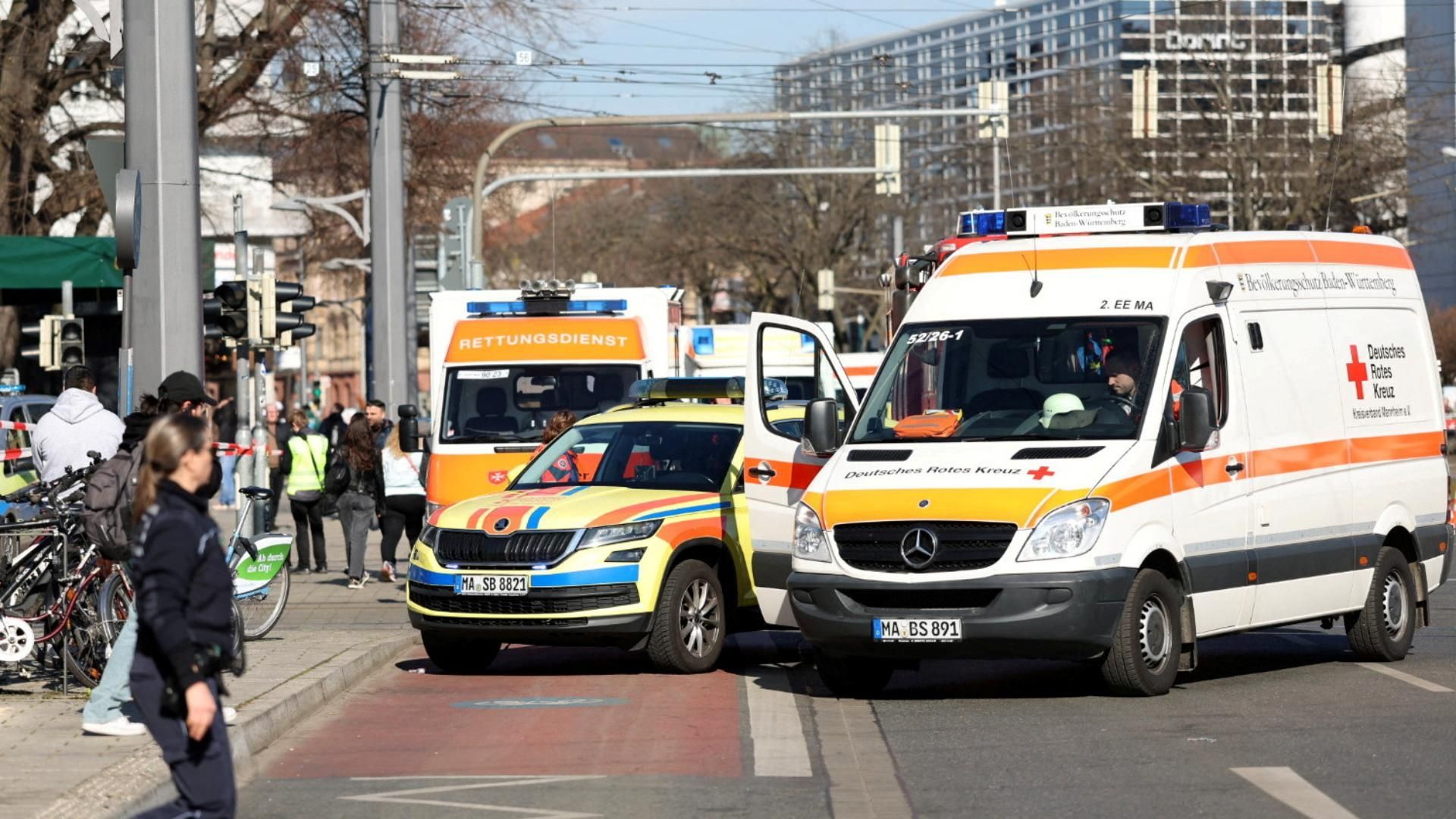 Patrullas y ambulancias en calles de Mannheim, Alemania