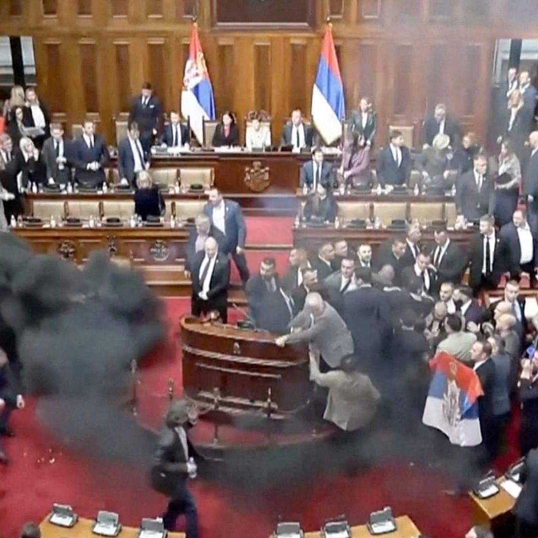 Diputados lanzan granadas de humo en el parlamento serbio