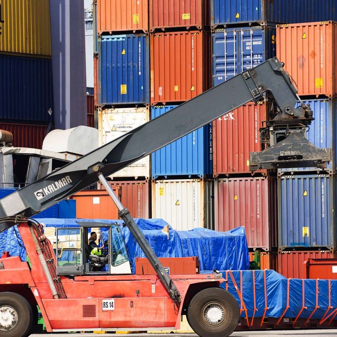 Contenedores con diversos productos en el puerto de Lázaro Cárdenas