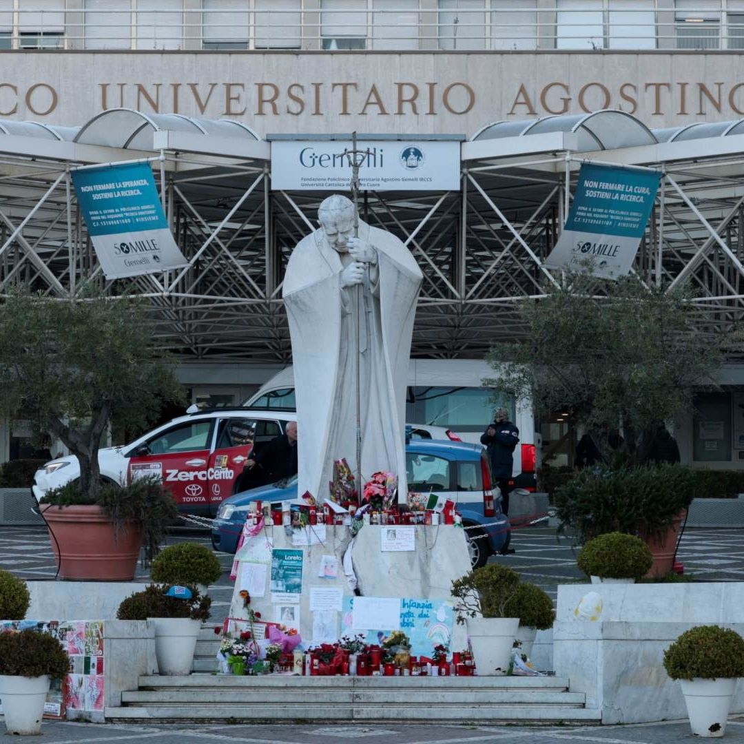El Vaticano Informa que el Papa Francisco "Durmió Bien Toda la Noche"
