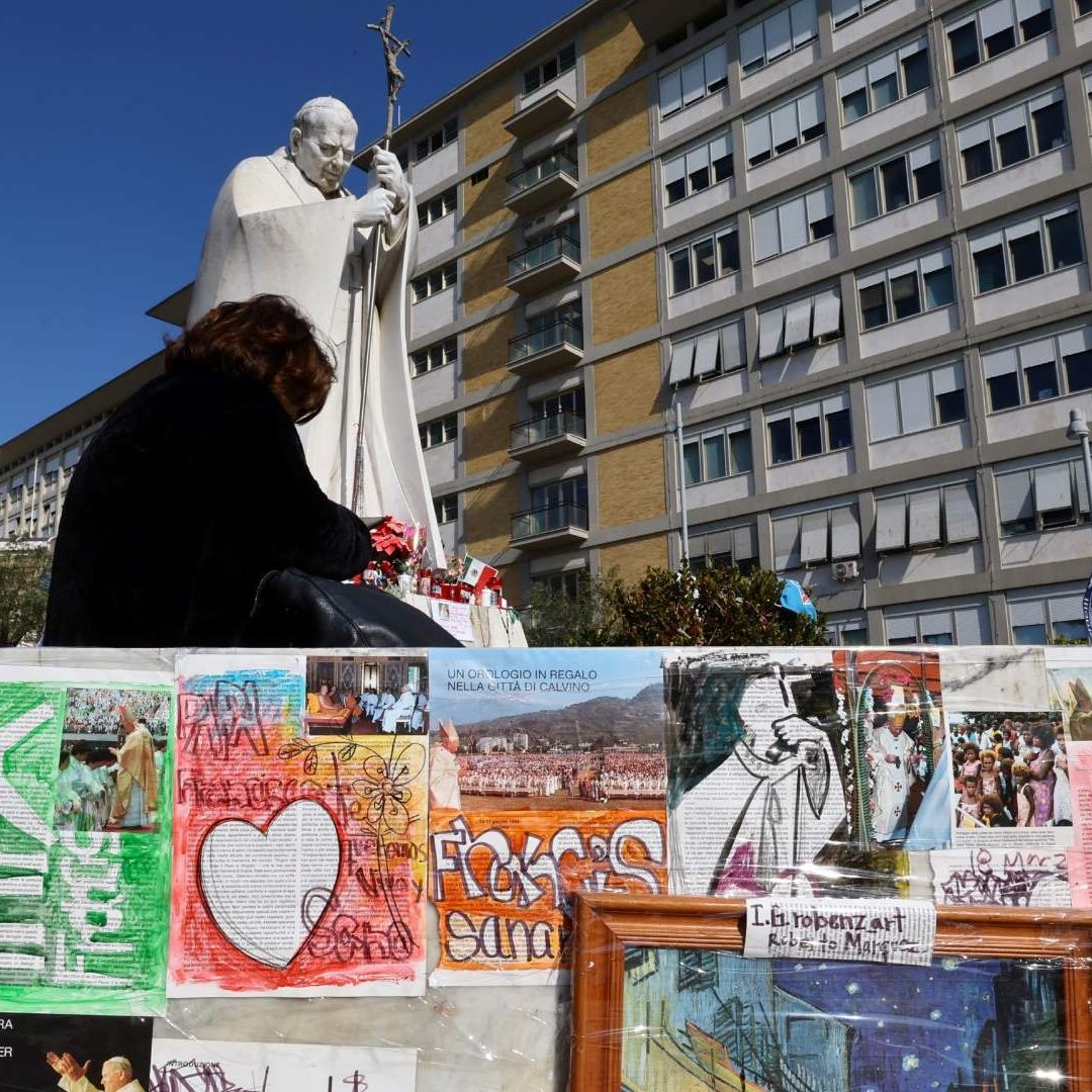 El Papa Francisco Pasó una "Noche Tranquila"; Cumple Tres Semanas Hospitalizado