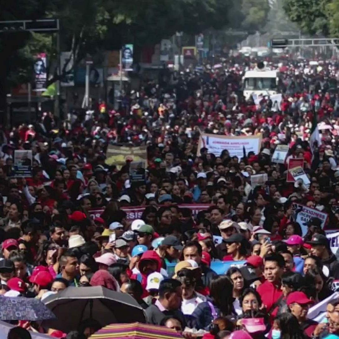Marcha de maestros de la CNTE sobre Paseo de la Reforma