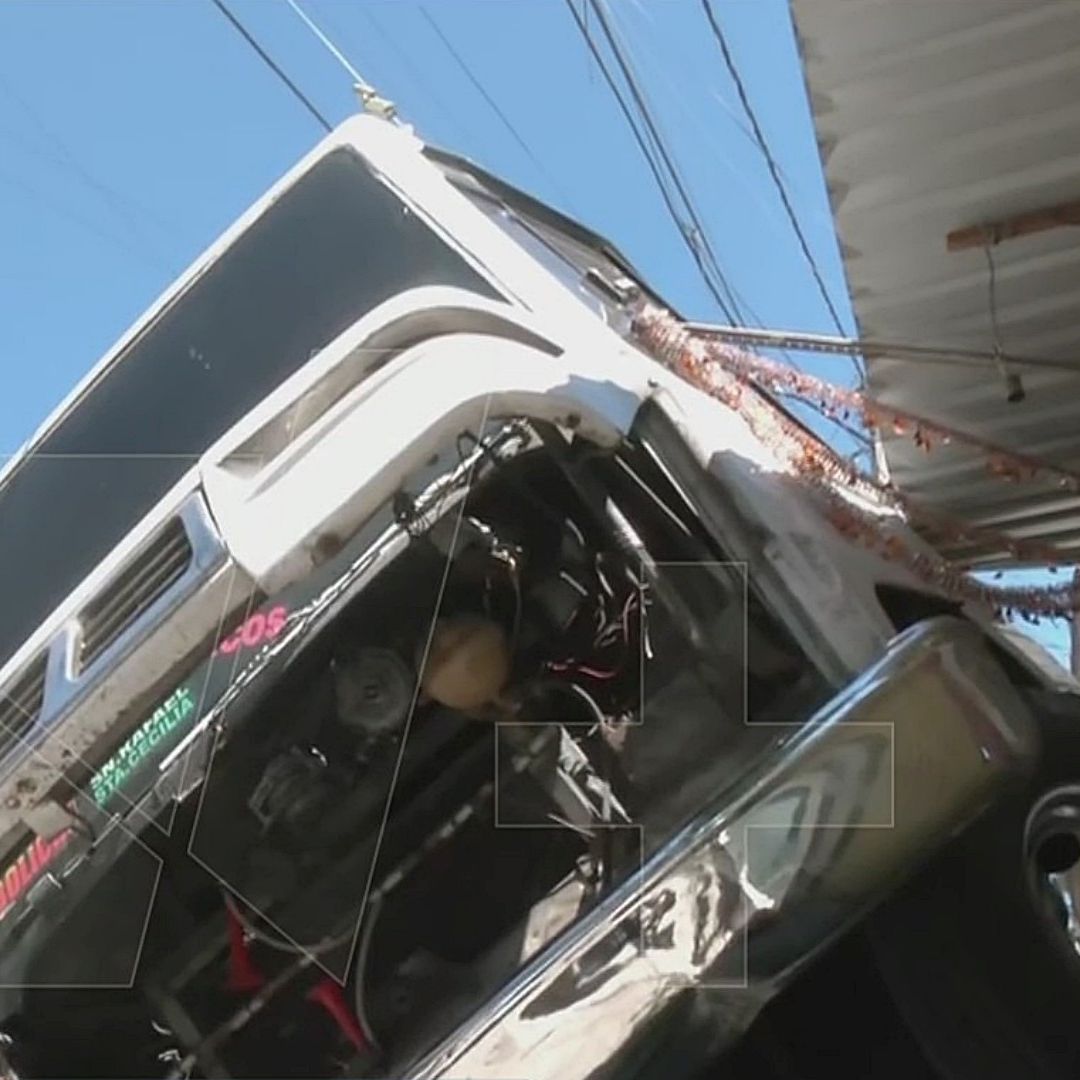 Microbús volcado en calles de la parte alta de GAM