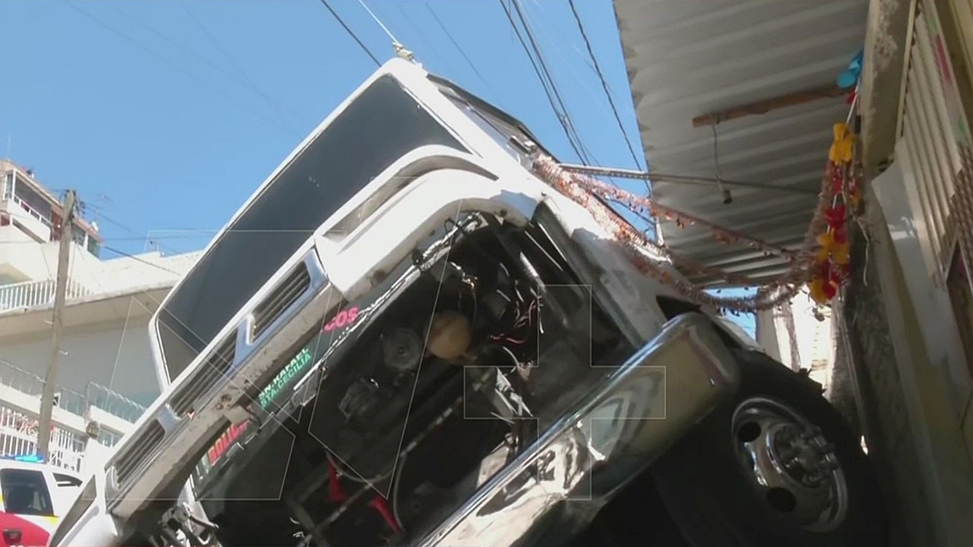 Microbús volcado en calles de la parte alta de GAM