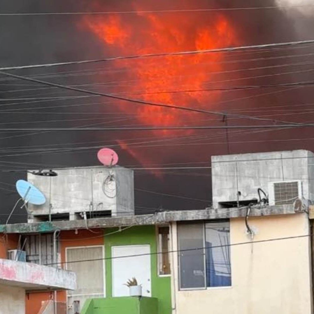 El incendio fuera de control ha provocado la evacuación de las familias del fraccionamiento San Angel en Altamira
