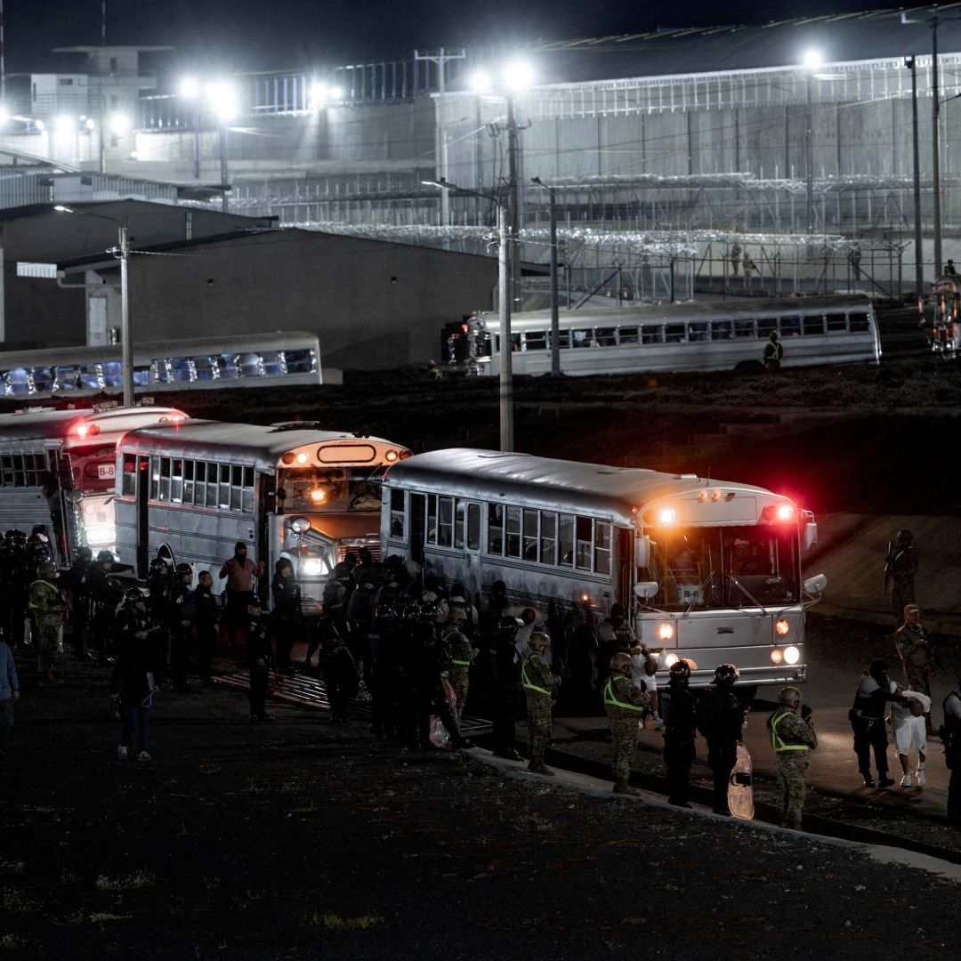 Policías salvadoreños escoltan a personas deportadas por EUA