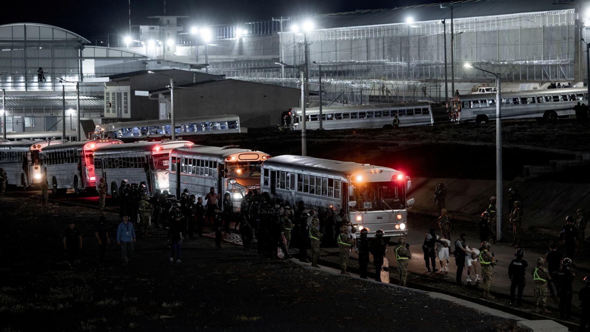 Policías salvadoreños escoltan a personas deportadas por EUA